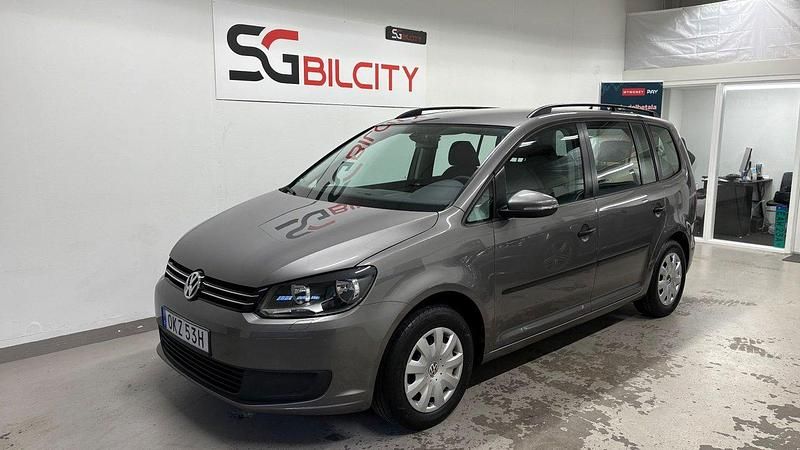 Grå Begagnad 2011 VW Touran Trendline Minibuss | 99 900 kr (Marknadspris) - Bild 1/4