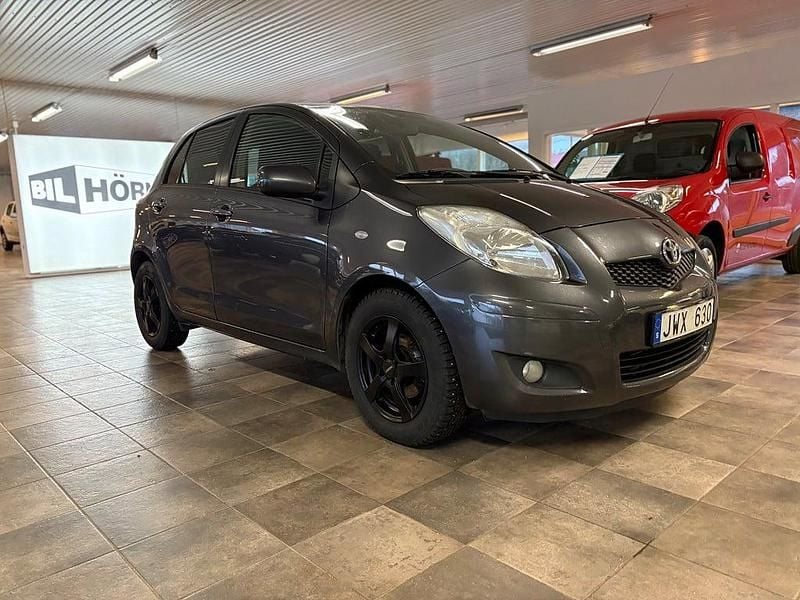 Grå metallic Begagnad 2008 Toyota Yaris Halvkombi | 39 000 kr (Marknadspris) - Bild 1/4