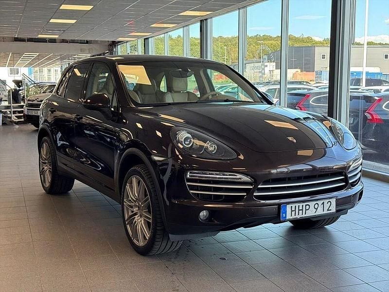 Mörkbrun (brun) Begagnad 2014 Porsche Cayenne SUV | 219 900 kr (Marknadspris) - Bild 1/4