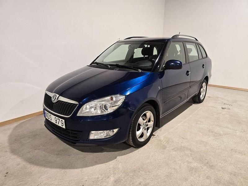 Mörkblå (blå) Begagnad 2013 Skoda Fabia Elegance Kombi | 49 500 kr (Marknadspris) - Bild 1/4