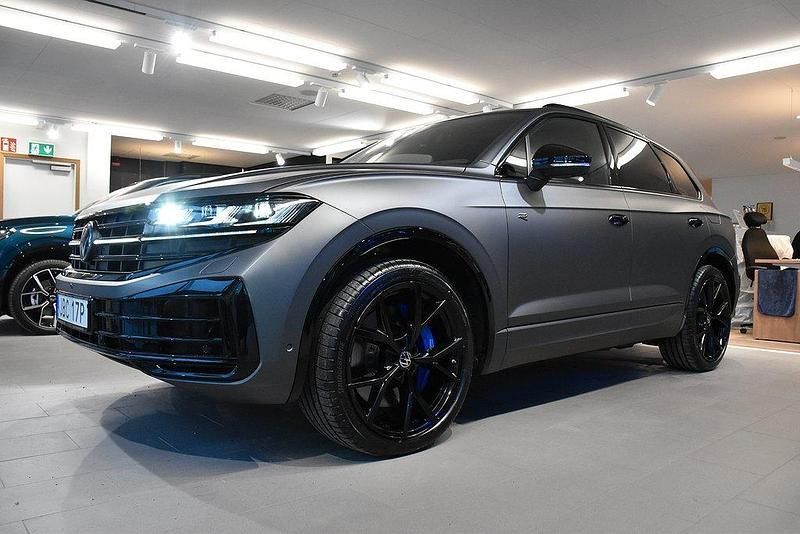 Grå Begagnad 2024 VW Touareg R SUV | 1 198 500 kr - Bild 1/3