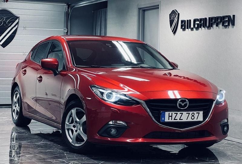 Röd Begagnad 2015 Mazda 3 Inclusive Halvkombi | 129 900 kr (Marknadspris) - Bild 1/4