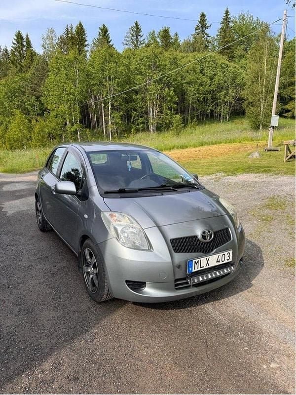 Grå Begagnad 2006 Toyota Yaris Halvkombi | 27 500 kr (Lite dyr) - Bild 1/4