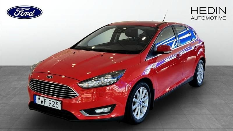 Röd (red) Begagnad 2015 Ford Focus Halvkombi | 84 900 kr (Marknadspris) - Bild 1/4