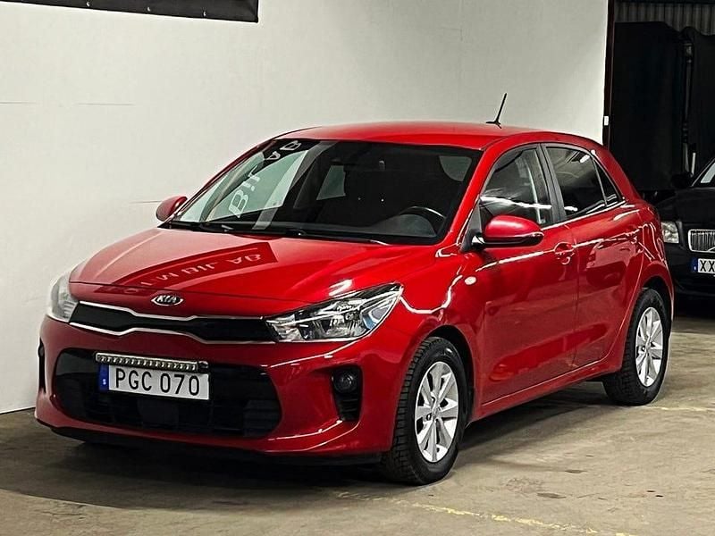 Rödmet Begagnad 2017 Kia Rio | 109 900 kr (Marknadspris) - Bild 1/4