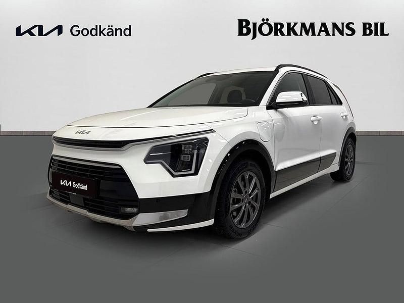 Vit Begagnad 2024 Kia Niro Advance SUV | 359 900 kr (Bra pris) - Bild 1/4