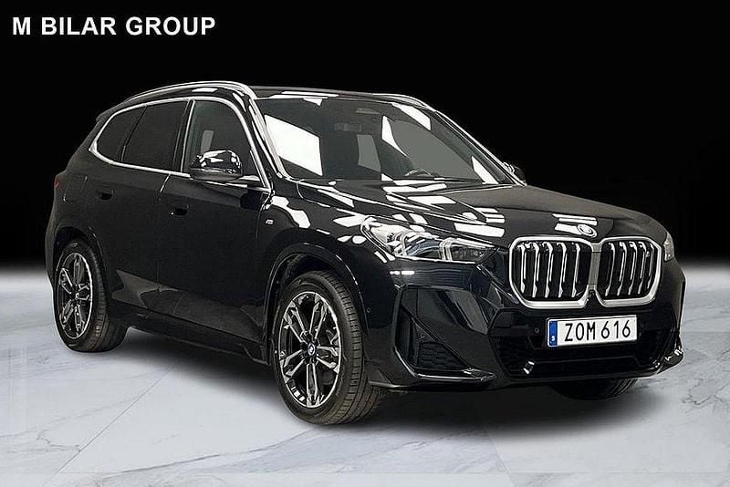 Svart Begagnad 2023 BMW iX1 M Sport SUV | 529 000 kr (Marknadspris) - Bild 1/4