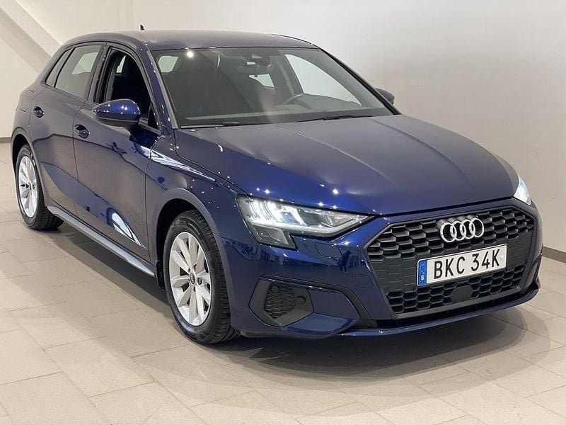 Blå (navarrablü metallic) Begagnad 2023 Audi A3 Sportback Proline Halvkombi | 229 000 kr (Marknadspris) - Bild 1/4
