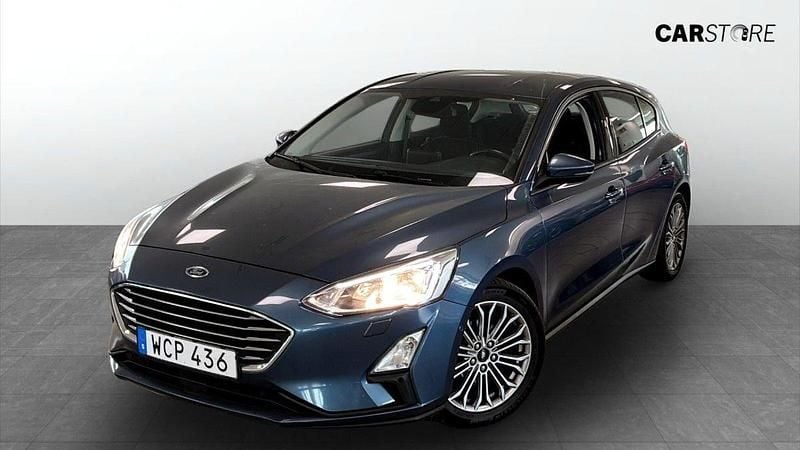 Blå (blue) Begagnad 2018 Ford Focus Halvkombi | 129 900 kr (Bra pris) - Bild 1/4