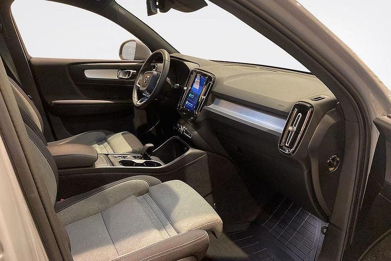 Grå Begagnad 2023 Volvo XC40 Core SUV | 339 000 kr (Marknadspris) - Bild 1/1