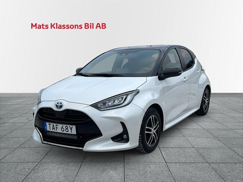 Vit Begagnad 2021 Toyota Yaris Hybrid Style Halvkombi | 239 000 kr (Marknadspris) - Bild 1/4