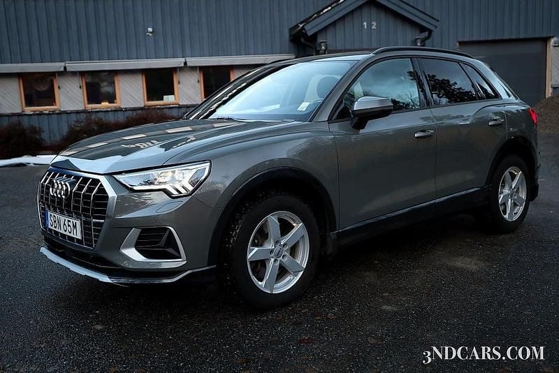 Grå Begagnad 2021 Audi Q3 Advanced SUV | 329 900 kr (Marknadspris) - Bild 1/4