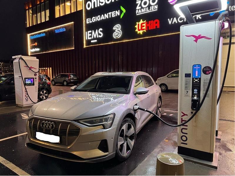 Begagnad 2021 Audi e-tron Advanced Plus SUV | 409 000 kr (Bra pris) - Bild 1/4