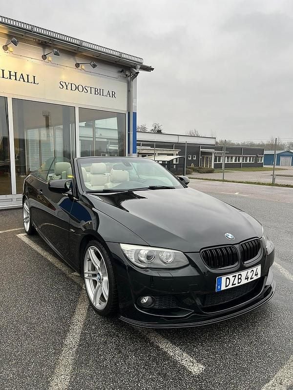 Svart Begagnad 2010 BMW 330 Cabriolet Comfort Edition Cab | 249 900 kr (Dyr) - Bild 1/4