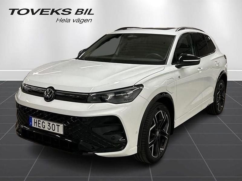 Vit Begagnad 2025 VW Tiguan R-line SUV | 599 000 kr - Bild 1/4