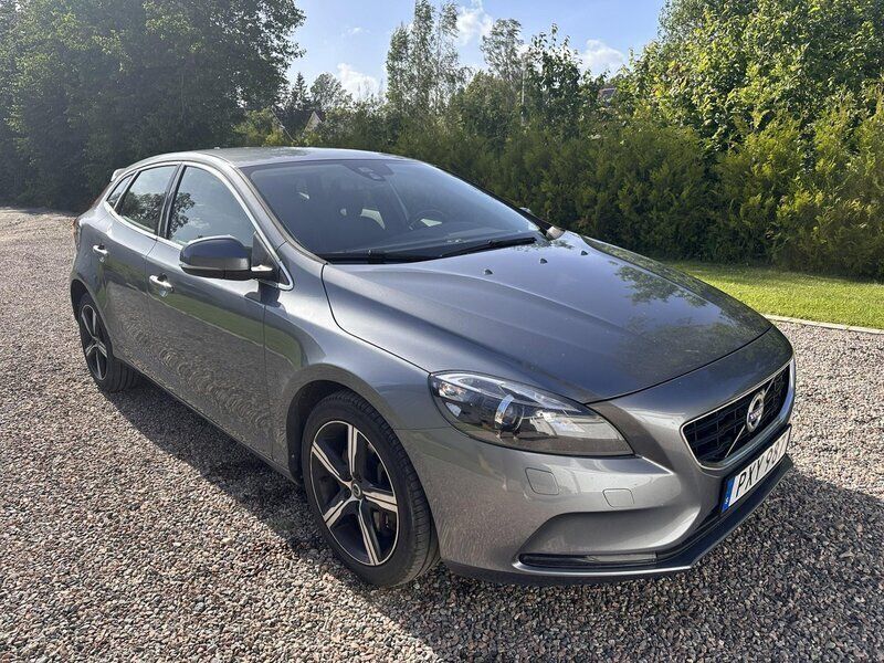 Grå Begagnad 2016 Volvo V40 Momentum Kombi | 135 000 kr (Marknadspris) - Bild 1/4