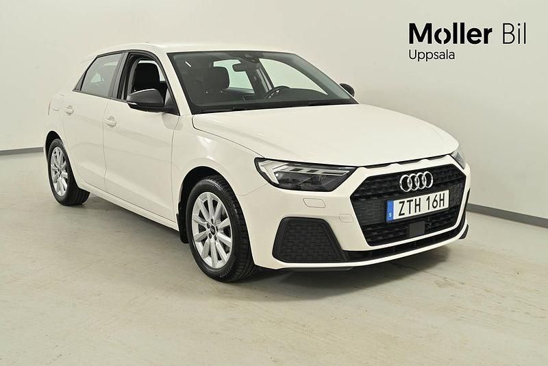 Cortinavit Begagnad 2023 Audi A1 Sportback Proline Halvkombi | 209 900 kr (Marknadspris) - Bild 1/4