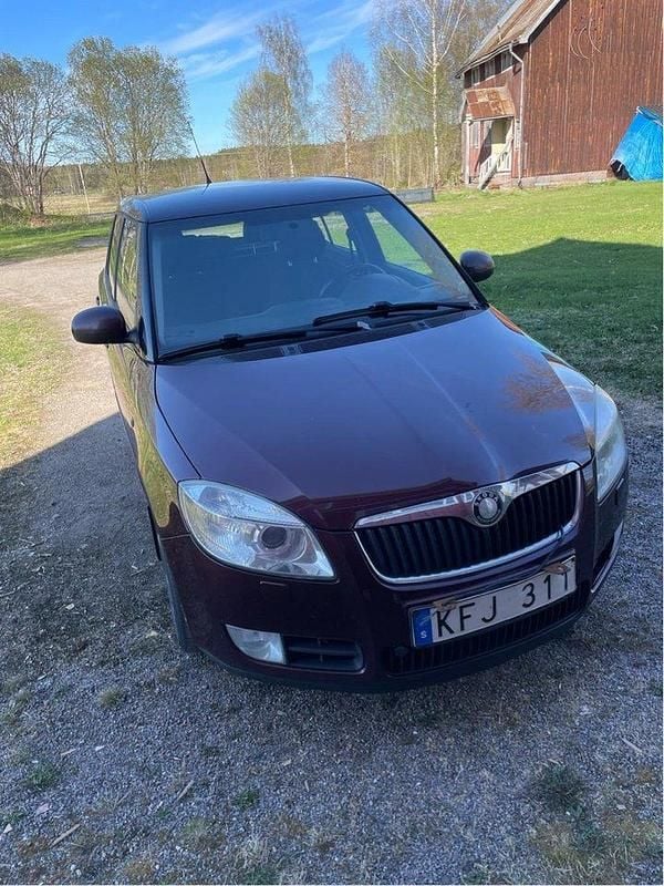 Brun Begagnad 2010 Skoda Fabia Halvkombi | 22 000 kr (Marknadspris) - Bild 1/4
