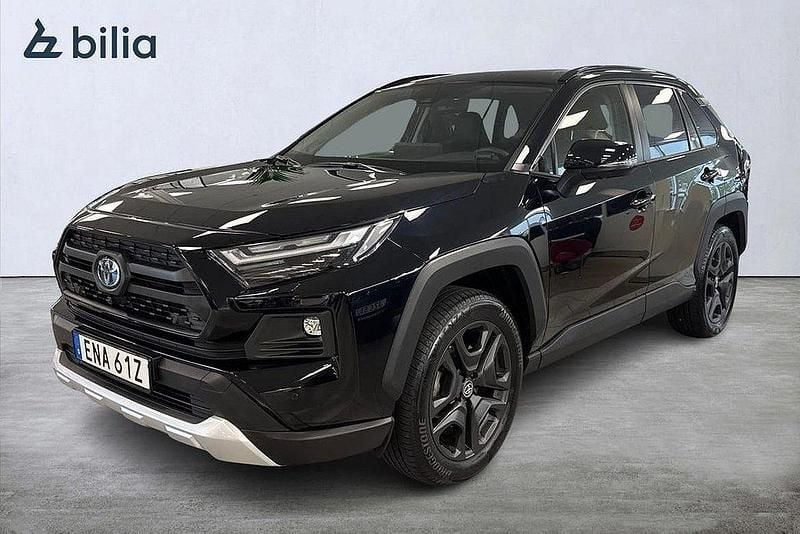 Svart Begagnad 2024 Toyota RAV4 Hybrid SUV | 469 800 kr (Marknadspris) - Bild 1/3