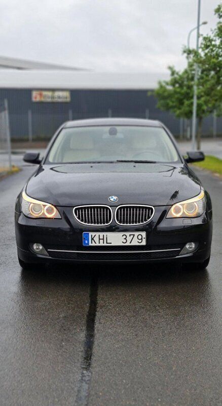 Svart Begagnad 2008 BMW 523 Sedan | 69 000 kr (Marknadspris) - Bild 1/4