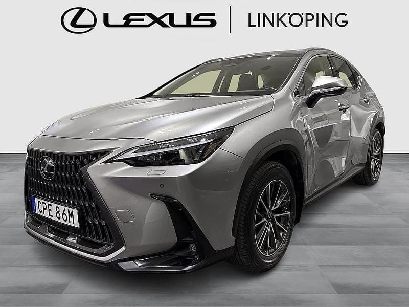 Ljusgrå Begagnad 2022 Lexus NX350h Business Edition SUV | 439 000 kr (Marknadspris) - Bild 1/4