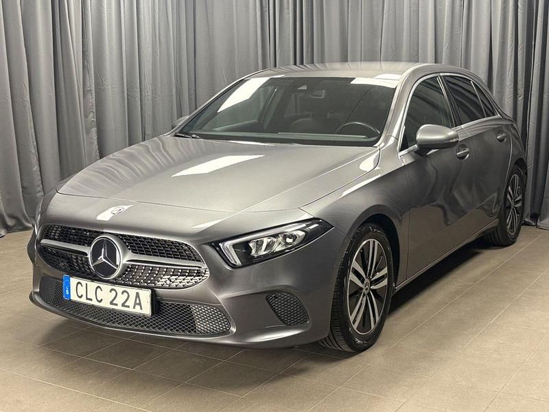 Mörkgrå Begagnad 2021 Mercedes A250 Halvkombi | 299 900 kr - Bild 1/4