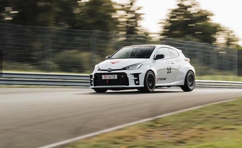 Begagnad 2022 Toyota Yaris Sportkupé | 586 000 kr - Bild 1/3