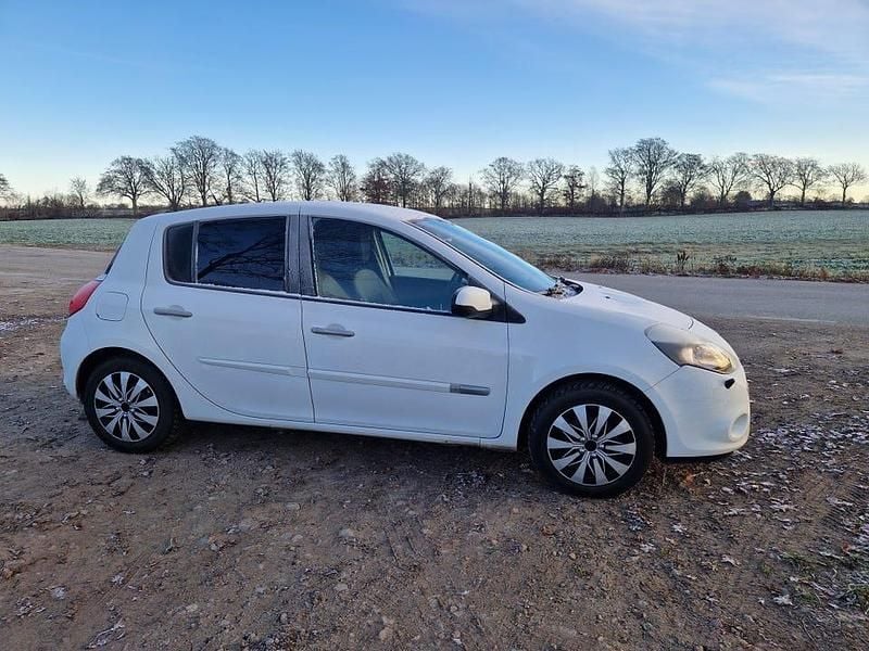 Begagnad 2011 Renault Clio R.S. Halvkombi | 27 000 kr (Marknadspris) - Bild 1/4