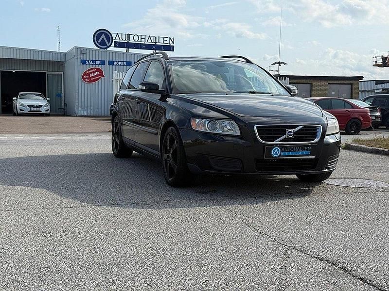Svart Begagnad 2008 Volvo V50 Kinetic Kombi | 44 900 kr (Marknadspris) - Bild 1/4