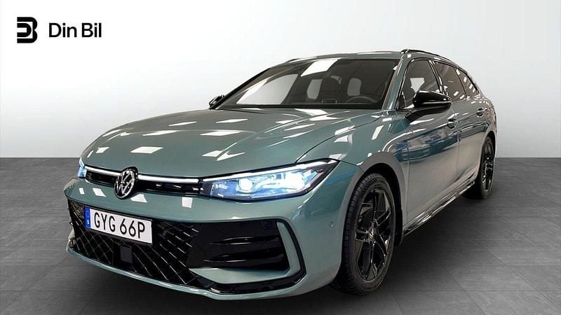 Ljusgrön Begagnad 2024 VW Passat R-line Kombi | 459 900 kr - Bild 1/4