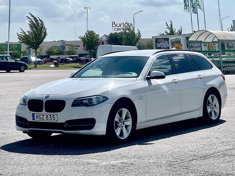 Vit Begagnad 2016 BMW 520 Kombi | 139 800 kr (Marknadspris) - Bild 1/4