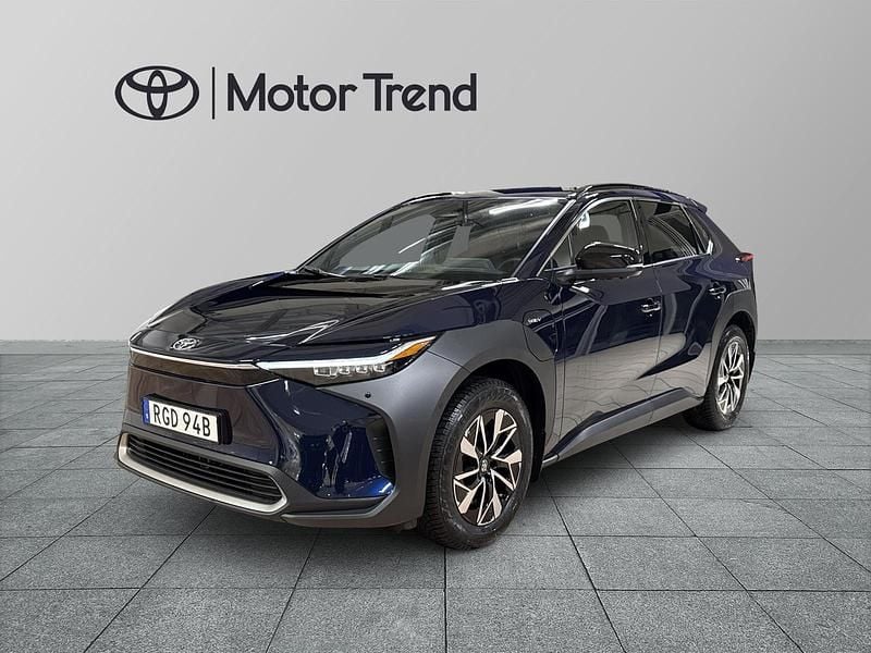 Blå Begagnad 2024 Toyota bZ4X Executive SUV | 475 900 kr (Marknadspris) - Bild 1/3
