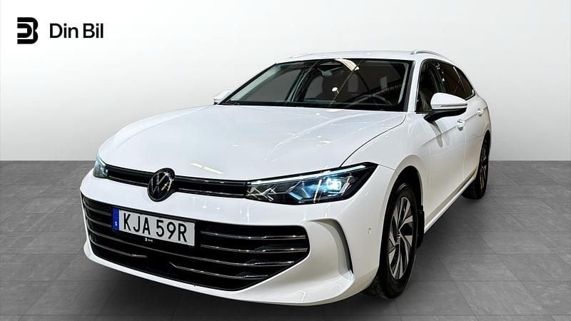 Vit Begagnad 2024 VW Passat Business Kombi | 314 900 kr (Marknadspris) - Bild 1/4