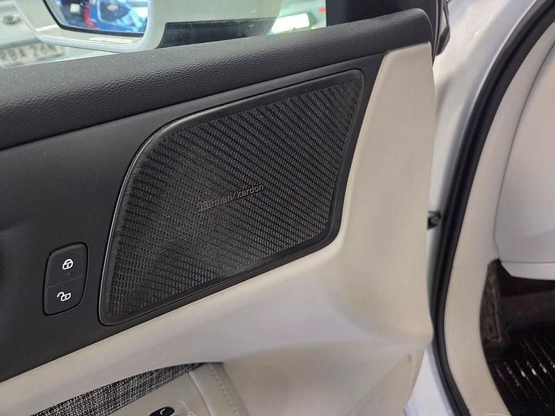 Begagnad Volvo V60 Momentum 197 HK (144 kW) 2021 Vit Kombi