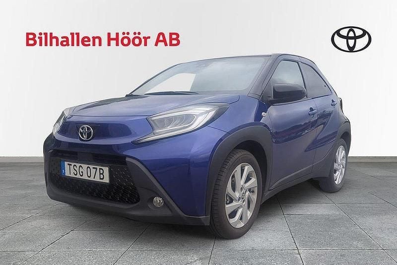 Mörkblå (blå) Begagnad 2022 Toyota Aygo Pulse Halvkombi | 189 900 kr (Marknadspris) - Bild 1/4