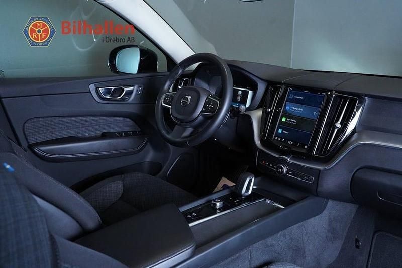 Begagnad Volvo XC60 Core 350 HK (257 kW) 2022 Svart SUV