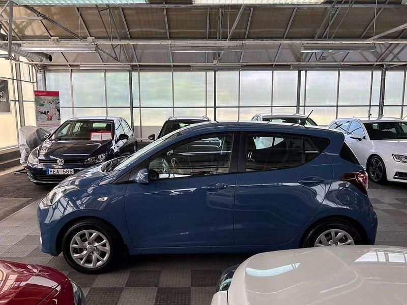 Begagnad Hyundai i10 Comfort 67 HK (49 kW) 2017 Ljusblå Halvkombi