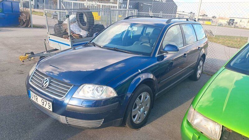 Mörkblå (blå) Begagnad 2004 VW Passat Kombi | 24 900 kr (Dyr) - Bild 1/1