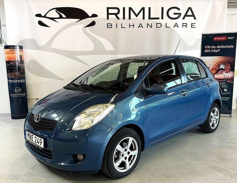 Grå Begagnad 2008 Toyota Yaris Halvkombi | 29 900 kr (Marknadspris) - Bild 1/4