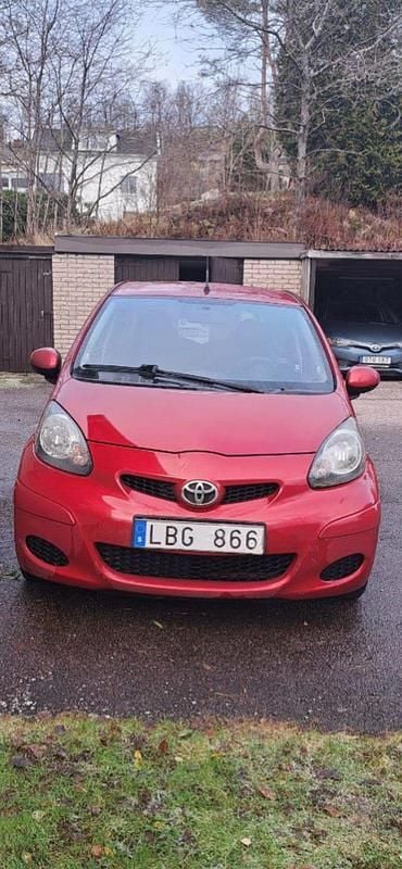 Begagnad 2010 Toyota Aygo Halvkombi | 39 000 kr (Marknadspris) - Bild 1/4