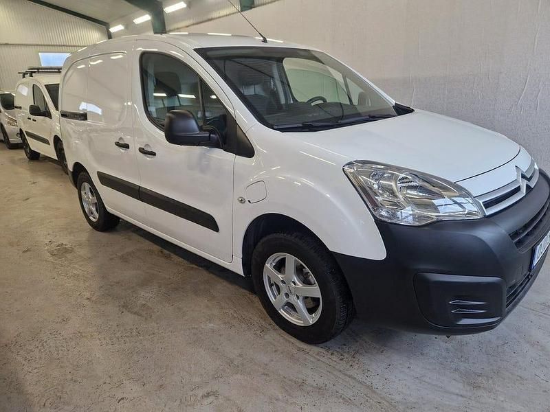 Begagnad Citroën Berlingo 49 kW (67 HK) 2017 Vit Minibuss