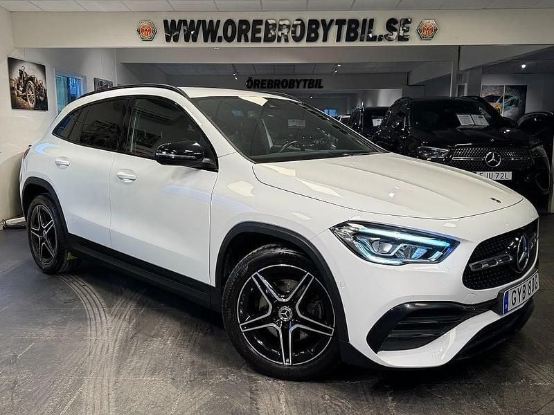 Vit Begagnad 2021 Mercedes GLA200 AMG SUV | 319 900 kr (Marknadspris) - Bild 1/4