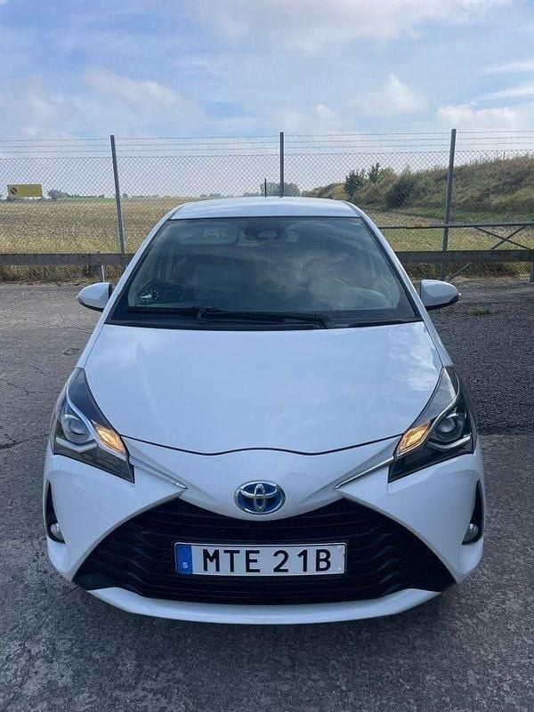 Vit Begagnad 2018 Toyota Yaris Hybrid Halvkombi | 109 000 kr (Bra pris) - Bild 1/4