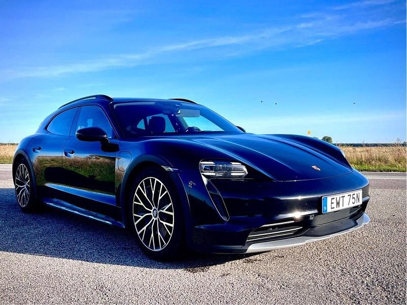 Svart Begagnad 2021 Porsche Taycan Cross Turismo Sedan | 679 000 kr (Marknadspris) - Bild 1/4