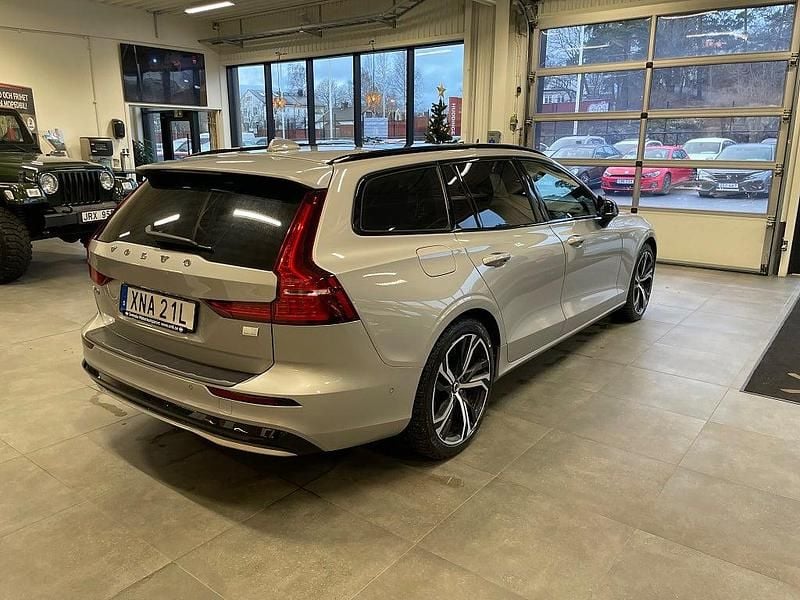 Begagnad Volvo V60 Ultimate 310 HK (228 kW) 2023 Silver Kombi
