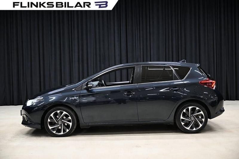 Blå Begagnad 2015 Toyota Auris Hybrid Halvkombi | 138 750 kr (Marknadspris) - Bild 1/4