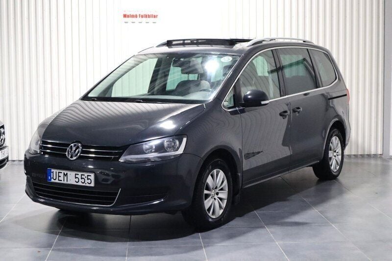 Ljusgrå Begagnad 2012 VW Sharan Minibuss | 119 900 kr (Marknadspris) - Bild 1/4