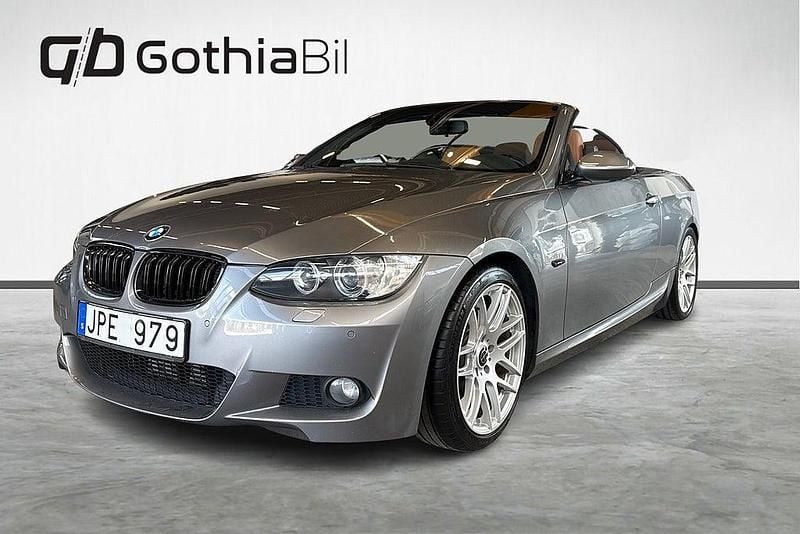 Grå Begagnad 2009 BMW 335 Cab | 239 900 kr (Lite dyr) - Bild 1/4