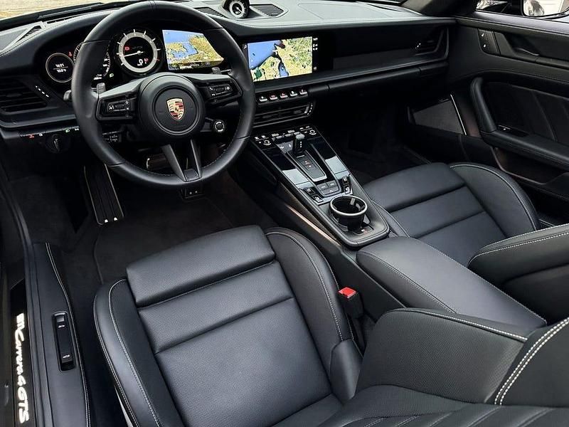 Begagnad Porsche 911 Carrera 4 GTS 480 HK (353 kW) 2023 Mörk grå agate grey metallic