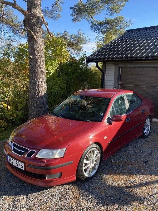 Röd Begagnad 2005 Saab 9-3 Aero Sedan | 24 500 kr (Superpris) - Bild 1/4